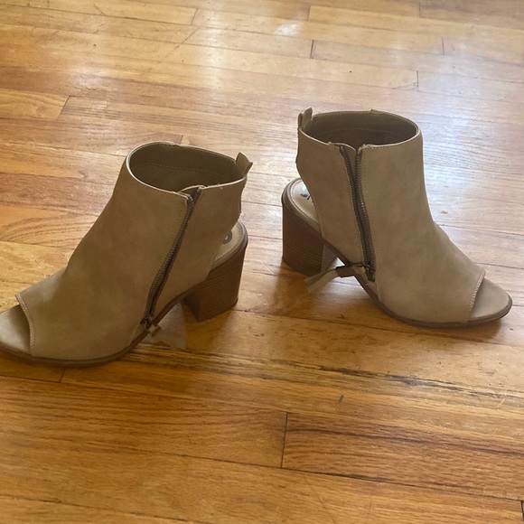 Circus by Sam Edelman Kammi Tan Peep Toe Heels - Picture 2 of 8